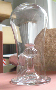zerbrochenes verkehrt neuaufgestelltes Trinkglas